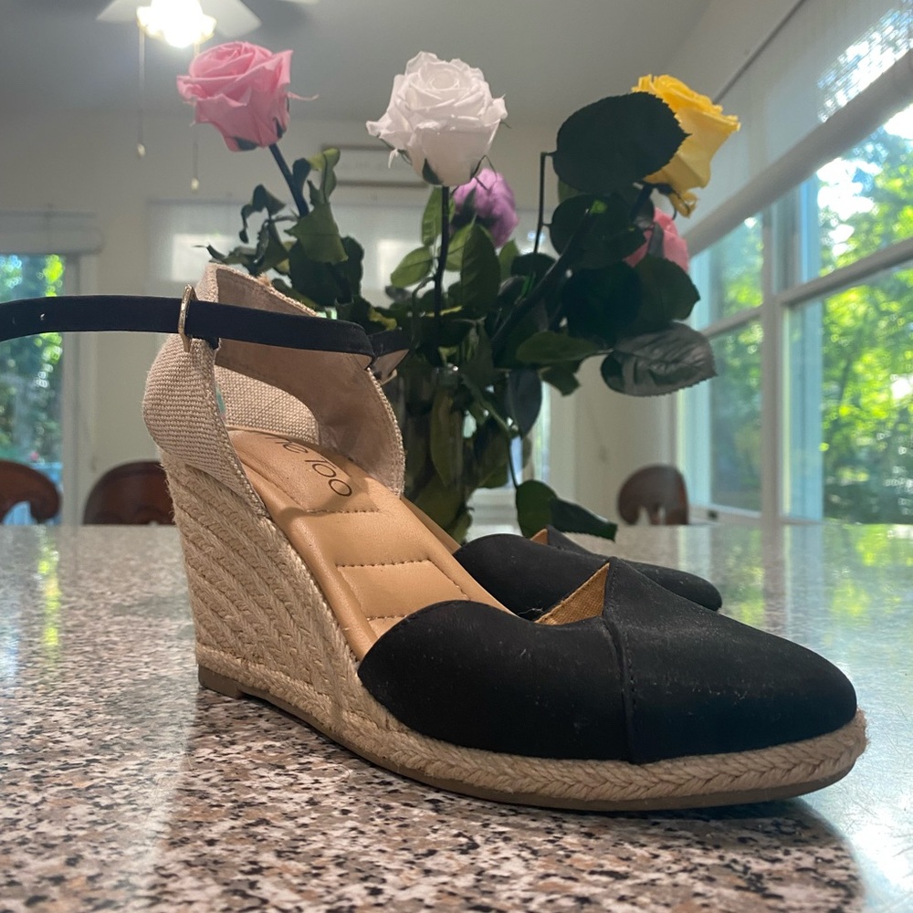 Black wedges with woven heel